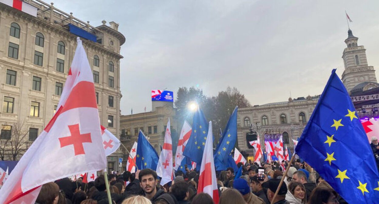 Флаги Грузии и ЕВ. Фото: https://sova.news/2023/12/15/gruziya-prazdnuet-prisvoenie-statusa-kandidata-v-es/ включен в реестр инагентов Флаги Грузии и ЕВ. Фото: https://sova.news/2023/12/15/gruziya-prazdnuet-prisvoenie-statusa-kandidata-v-es/ включен в реестр инагентов