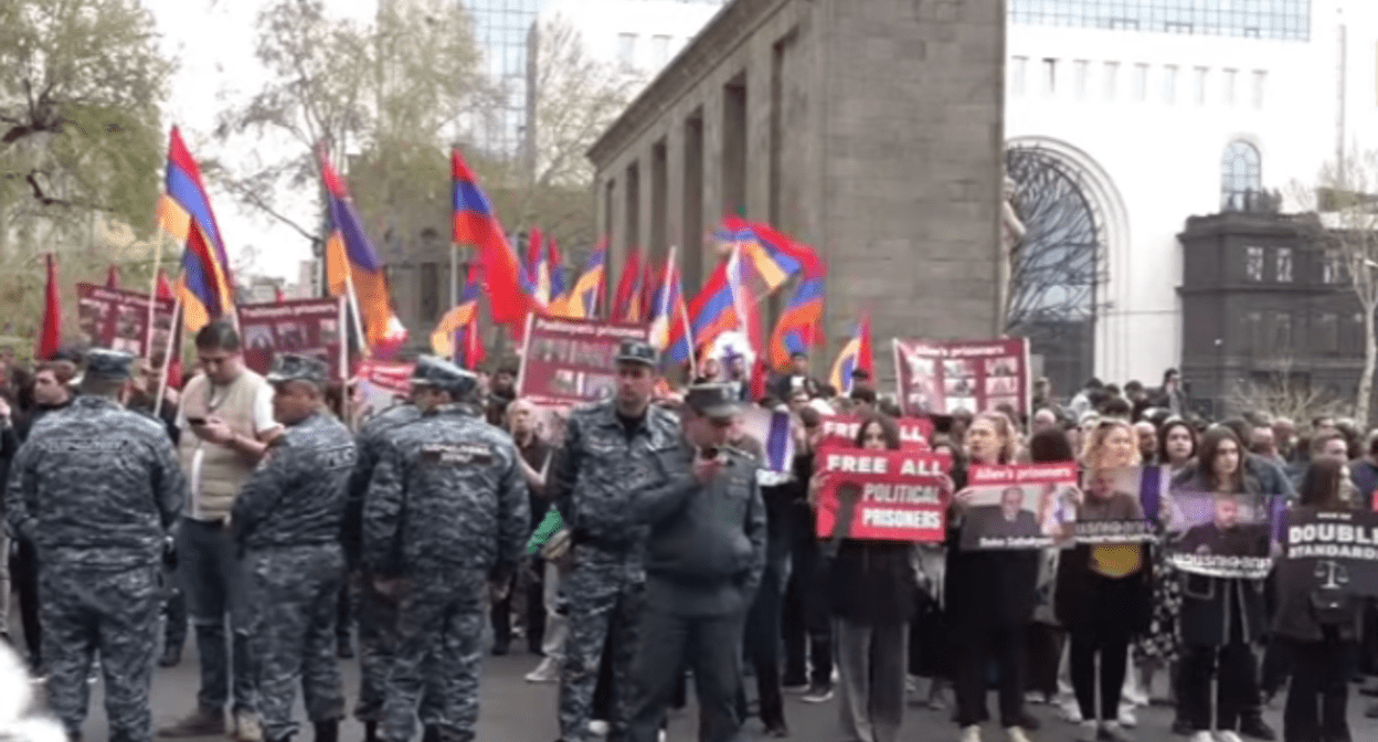 Участники акции у здания МИД Армении. Стоп-кадр видео из YouTube-канала 168.am от 08.04.24. Участники акции у здания МИД Армении. Стоп-кадр видео из YouTube-канала 168.am от 08.04.24.