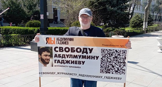 Магомед Магомедов в одиночном пикете. Махачкала, 9 апреля 2024 года. Фото: Телеграм-канал "Черновик" от 9 апреля 2024 года. https://t.me/chernovik/70103 Магомед Магомедов в одиночном пикете. Махачкала, 9 апреля 2024 года. Фото: Телеграм-канал "Черновик" от 9 апреля 2024 года. https://t.me/chernovik/70103