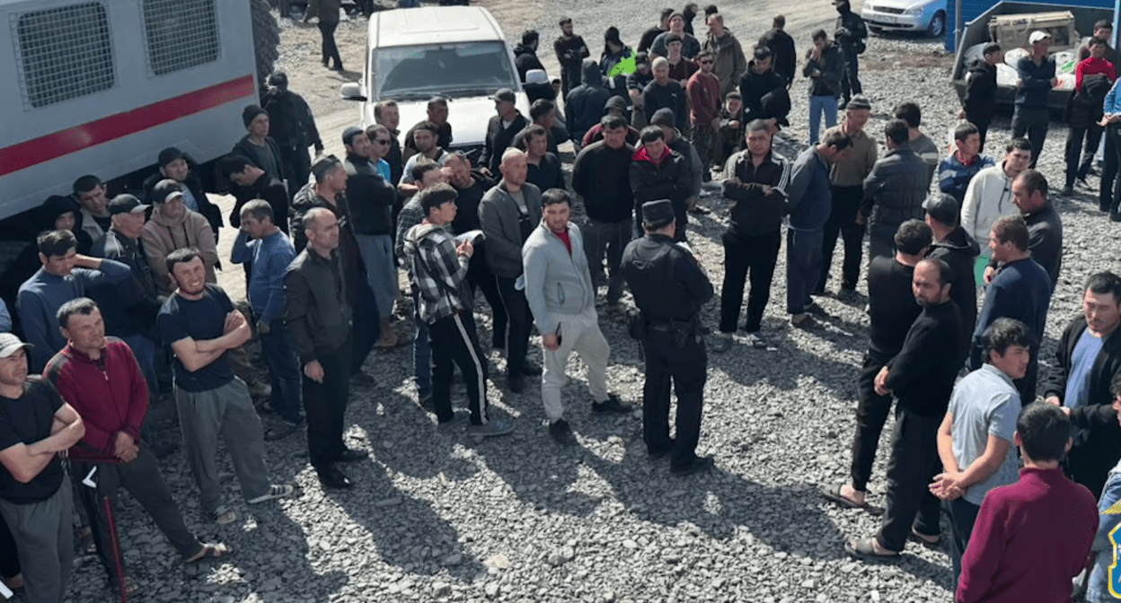 Проверка мигрантов в Ростовской области. Стоп-кадр видео управления МВД по Ростовской области от 04.04.24, https://t.me/gumvdro/186 Проверка мигрантов в Ростовской области. Стоп-кадр видео управления МВД по Ростовской области от 04.04.24, https://t.me/gumvdro/186