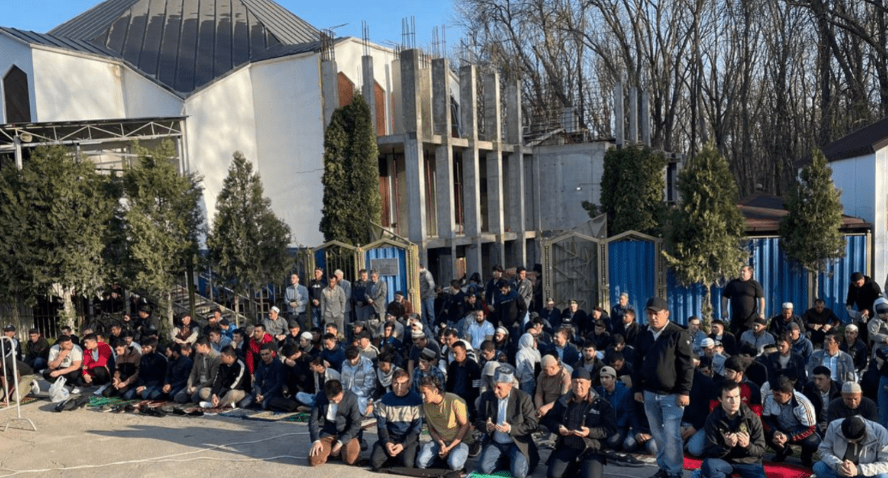 Мусульмане у мечети в Ростове-на-Дону. Скриншот фото из Telegram-канала DonDay от 10.04.23, https://t.me/DonDay/5127?single Мусульмане у мечети в Ростове-на-Дону. Скриншот фото из Telegram-канала DonDay от 10.04.23, https://t.me/DonDay/5127?single
