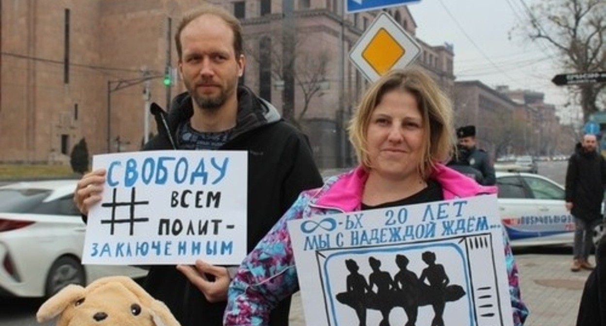 Российские мигранты на акции протеста в Ереване, январь 2024 года. Фото Тиграна Петросяна для "Кавказского узла". Российские мигранты на акции протеста в Ереване, январь 2024 года. Фото Тиграна Петросяна для "Кавказского узла".