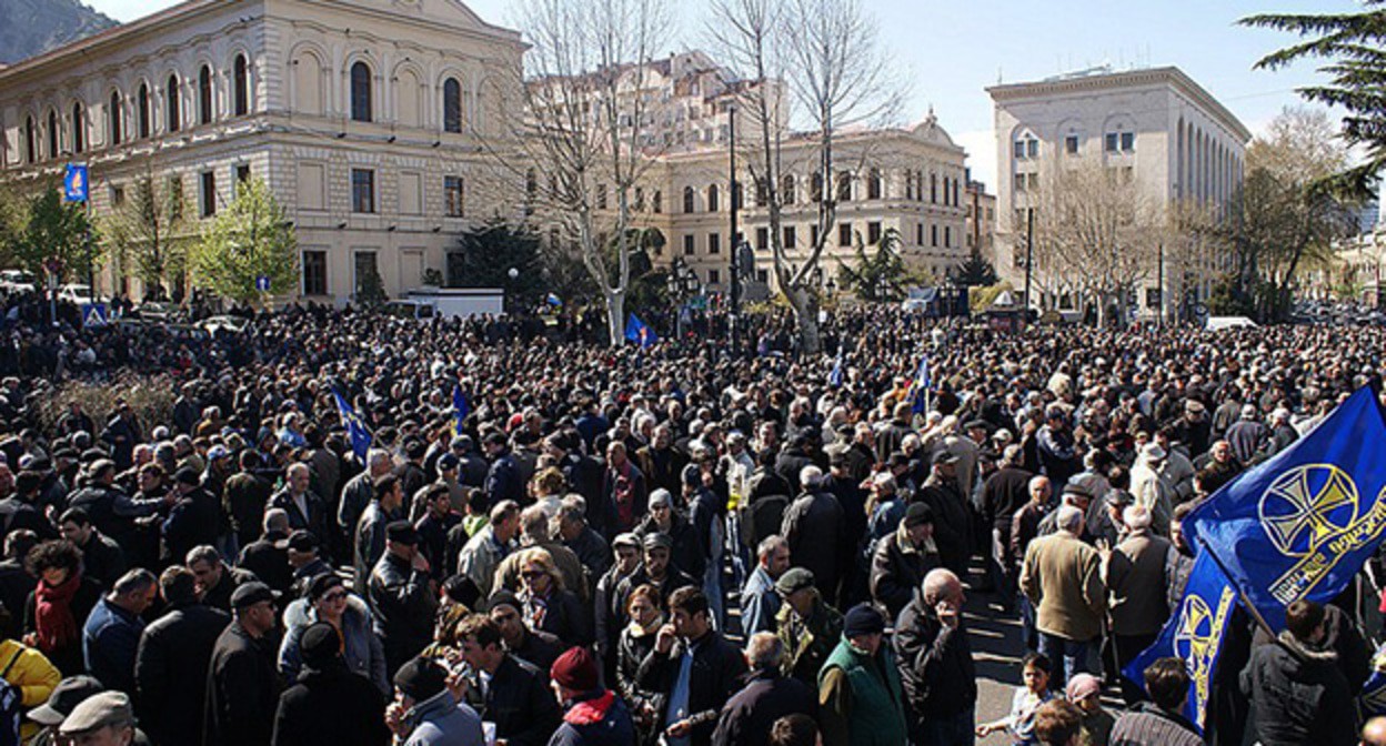 Акция протеста в Тбилиси в 2009 году. Фото: gipajournos https://ru.wikipedia.org Акция протеста в Тбилиси в 2009 году. Фото: gipajournos https://ru.wikipedia.org
