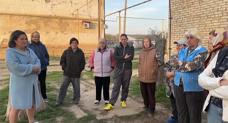 Жители села Мумра записывают видеообращение к губернатору Астраханской области. Кадр из видео https://vk.com/id368809974 Жители села Мумра записывают видеообращение к губернатору Астраханской области. Кадр из видео https://vk.com/id368809974