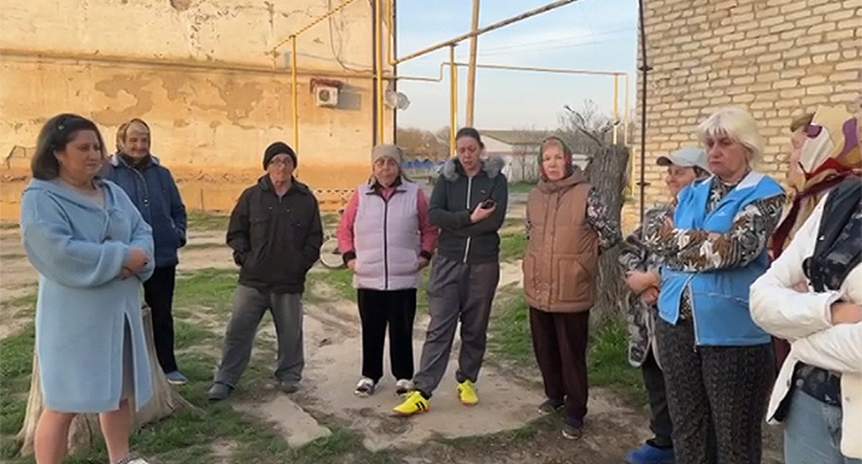 Жители села Мумра записывают видеообращение к губернатору Астраханской области. Кадр из видео https://vk.com/id368809974 Жители села Мумра записывают видеообращение к губернатору Астраханской области. Кадр из видео https://vk.com/id368809974