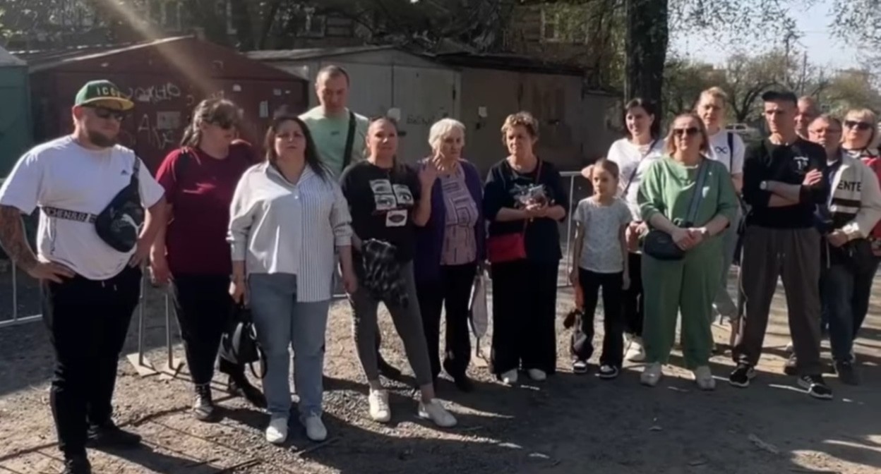 Видеообращение жильцов рухнувшего дома в Ростове-на-Дону. Кадр видео из YouTube-канала LENORR https://www.youtube.com/watch?v=kbQnV9E-BRU Видеообращение жильцов рухнувшего дома в Ростове-на-Дону. Кадр видео из YouTube-канала LENORR https://www.youtube.com/watch?v=kbQnV9E-BRU
