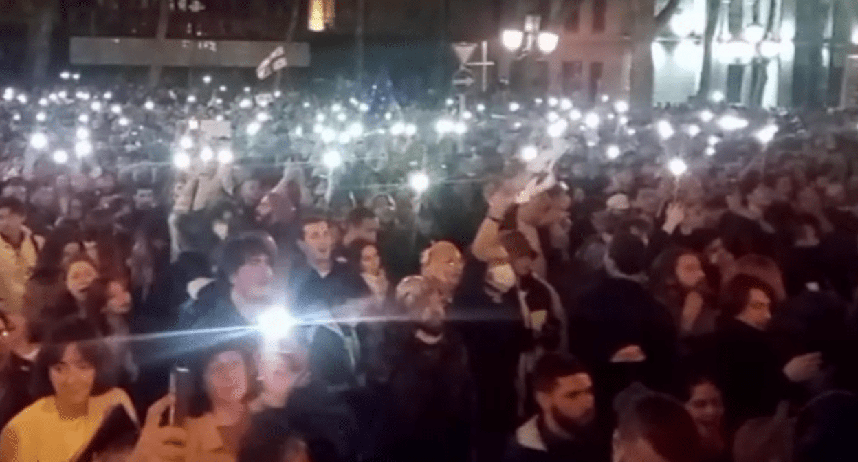 Участники акции протеста у парламента Грузии. Стоп-кадр видео RusNews от 15.04.23, https://t.me/rusnews/52983 Участники акции протеста у парламента Грузии. Стоп-кадр видео RusNews от 15.04.23, https://t.me/rusnews/52983