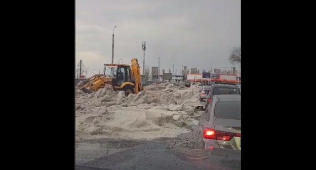Последствия ливня с градом в Нальчике, стоп-кадр видео телеграм-канала Казбека Кокова, https://t.me/Kokov_Kazbek/4247 Последствия ливня с градом в Нальчике, стоп-кадр видео телеграм-канала Казбека Кокова, https://t.me/Kokov_Kazbek/4247