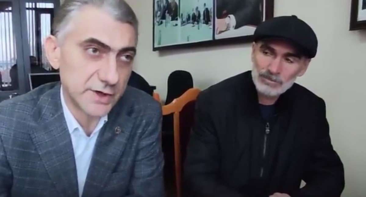 Адвокат Ильяс Саидов и отец убитого юноши Ильмиямин Султанов. Кадр видео телеграм-канала Mash Gor https://t.me/s/mash_gor/3164 Адвокат Ильяс Саидов и отец убитого юноши Ильмиямин Султанов. Кадр видео телеграм-канала Mash Gor https://t.me/s/mash_gor/3164