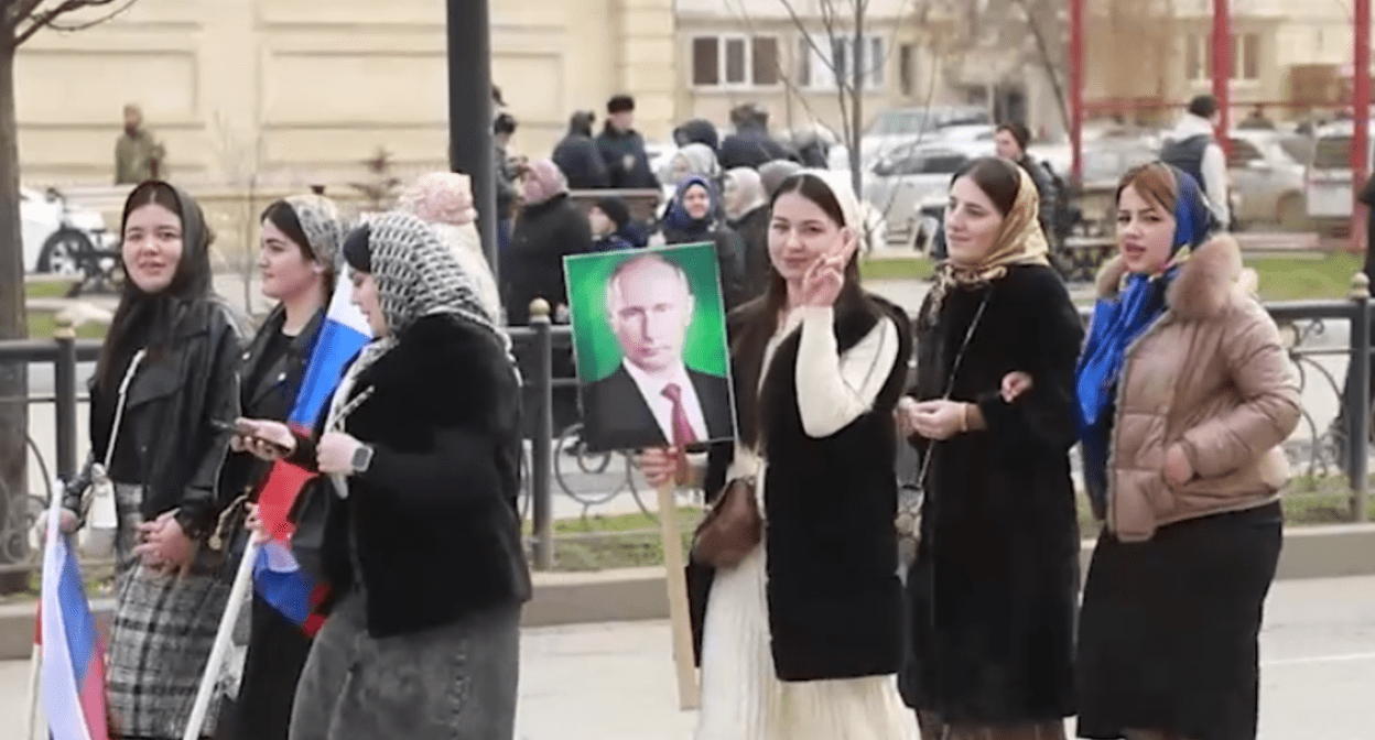 Участницы митинга в поддержку Путина в Чечне. Стоп-кадр видео из Telegram-канала Рамзана Кадырова от 10.03.24, https://t.me/RKadyrov_95/4579 Участницы митинга в поддержку Путина в Чечне. Стоп-кадр видео из Telegram-канала Рамзана Кадырова от 10.03.24, https://t.me/RKadyrov_95/4579