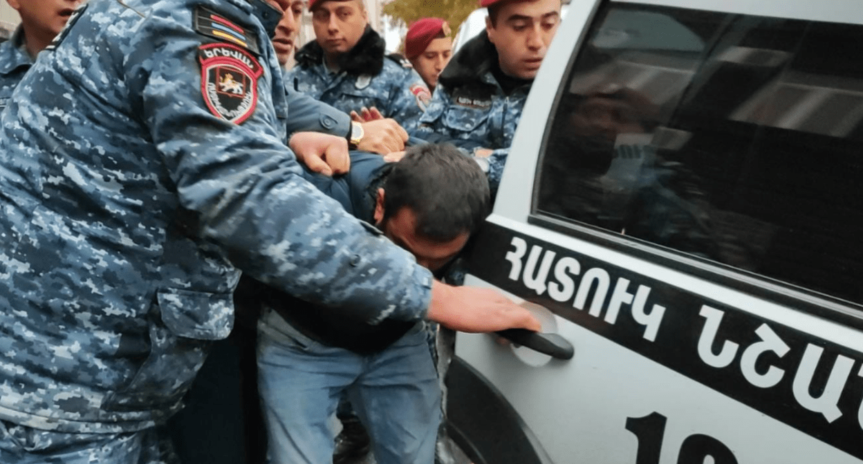 Задержание участников акции протеста в Ереване. Скриншот Facebook (деятельность компании Meta, которая владеет соцсетью, запрещена в России) движения Zang от 09.12.23, https://www.facebook.com/zangchannel?mibextid=ViGcVu Задержание участников акции протеста в Ереване. Скриншот Facebook (деятельность компании Meta, которая владеет соцсетью, запрещена в России) движения Zang от 09.12.23, https://www.facebook.com/zangchannel?mibextid=ViGcVu