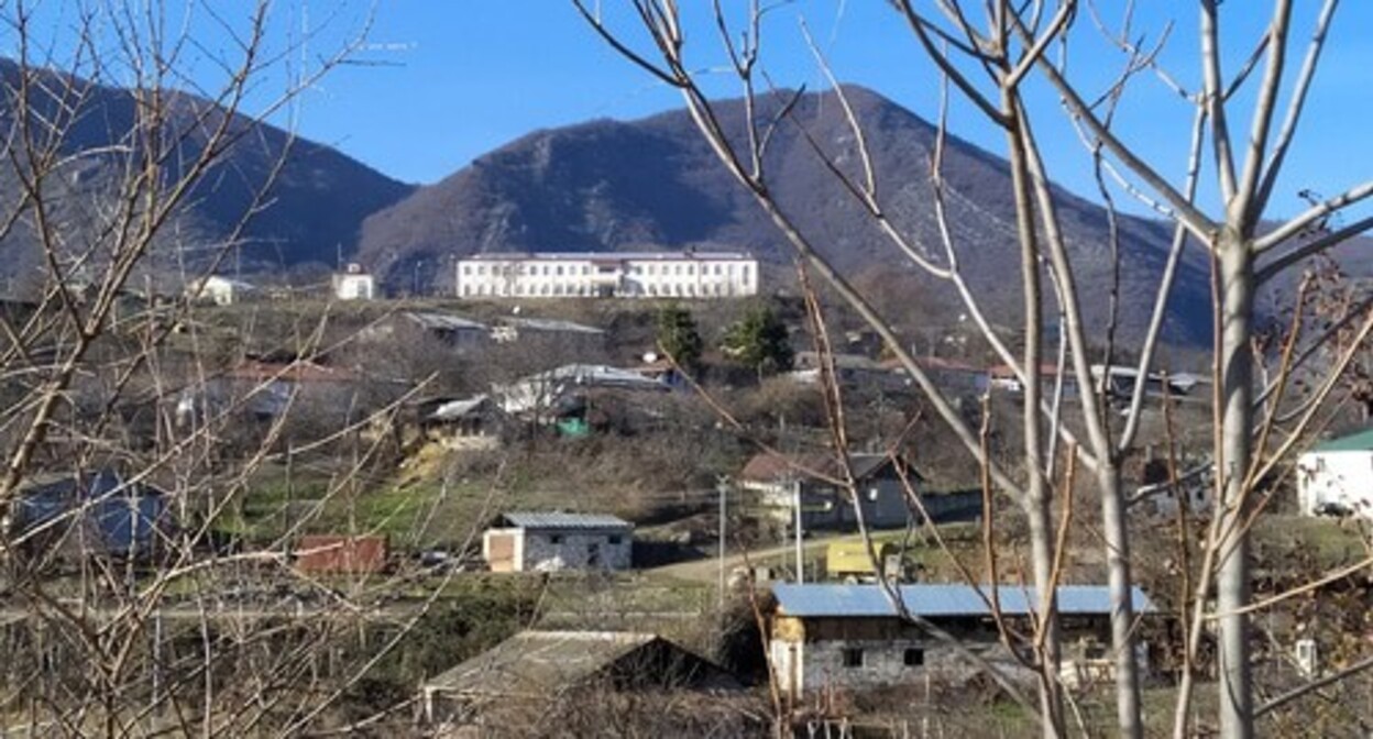 Школа в селе Азох Гадрутского района Нагорного Карабаха. Фото Алвард Григорян для "Кавказского узла" Школа в селе Азох Гадрутского района Нагорного Карабаха. Фото Алвард Григорян для "Кавказского узла"