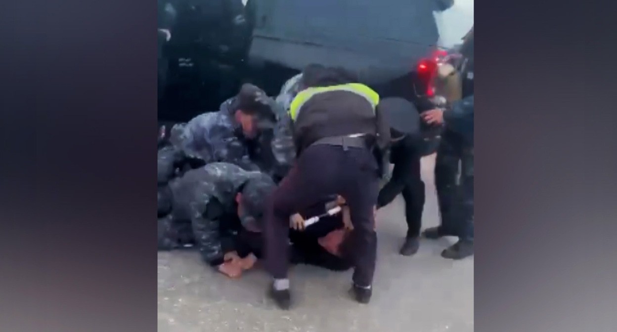 Кадр видео инцидента с Цакаевым на КПП "Герзель" на границе Чечни и Дагестана. Скриншот видео https://youtu.be/4HBaaINQFp4 Кадр видео инцидента с Цакаевым на КПП "Герзель" на границе Чечни и Дагестана. Скриншот видео https://youtu.be/4HBaaINQFp4