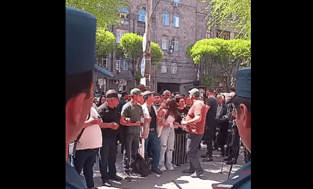Участники акции протеста в Ереване. Стоп-кадр видео из трансляции на Facebook (деятельность компании Meta, владеющей соцсетью, запрещена в России) Армана Мхитаряна от 18.04.24, https://www.facebook.com/watch/live/?ref=watch_permalink&v=951765389771122 Участники акции протеста в Ереване. Стоп-кадр видео из трансляции на Facebook (деятельность компании Meta, владеющей соцсетью, запрещена в России) Армана Мхитаряна от 18.04.24, https://www.facebook.com/watch/live/?ref=watch_permalink&v=951765389771122