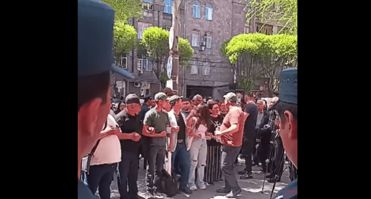 Участники акции протеста в Ереване. Стоп-кадр видео из трансляции на Facebook (деятельность компании Meta, владеющей соцсетью, запрещена в России) Армана Мхитаряна от 18.04.24, https://www.facebook.com/watch/live/?ref=watch_permalink&v=951765389771122 Участники акции протеста в Ереване. Стоп-кадр видео из трансляции на Facebook (деятельность компании Meta, владеющей соцсетью, запрещена в России) Армана Мхитаряна от 18.04.24, https://www.facebook.com/watch/live/?ref=watch_permalink&v=951765389771122