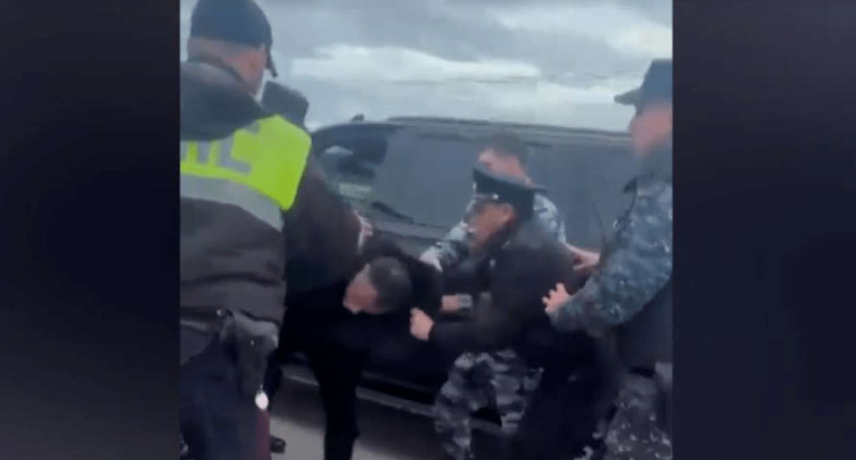 Силовики удерживают водителя на КПП "Герзель". Стоп-кадр видео "Кавказского узла", https://youtu.be/4HBaaINQFp4 Силовики удерживают водителя на КПП "Герзель". Стоп-кадр видео "Кавказского узла", https://youtu.be/4HBaaINQFp4