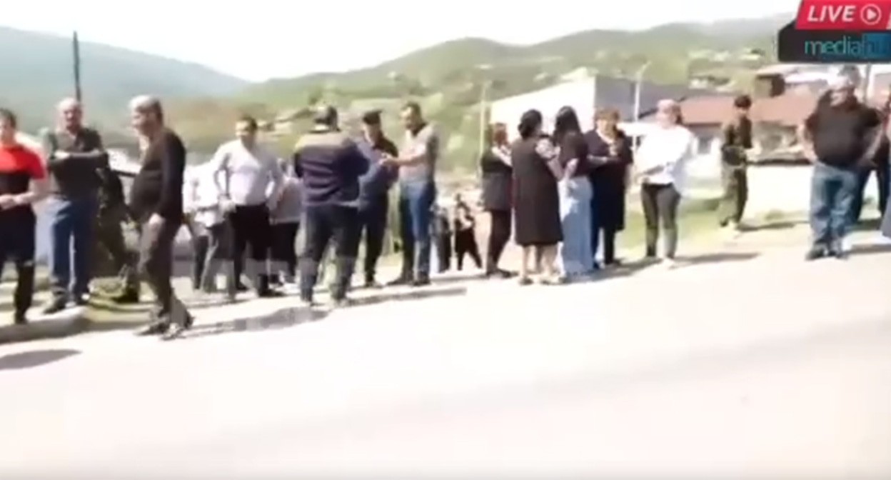 Жители села Киранц на акции протеста против делимитации границ. Кадр из видео https://t.me/caspianlive/14655 Жители села Киранц на акции протеста против делимитации границ. Кадр из видео https://t.me/caspianlive/14655