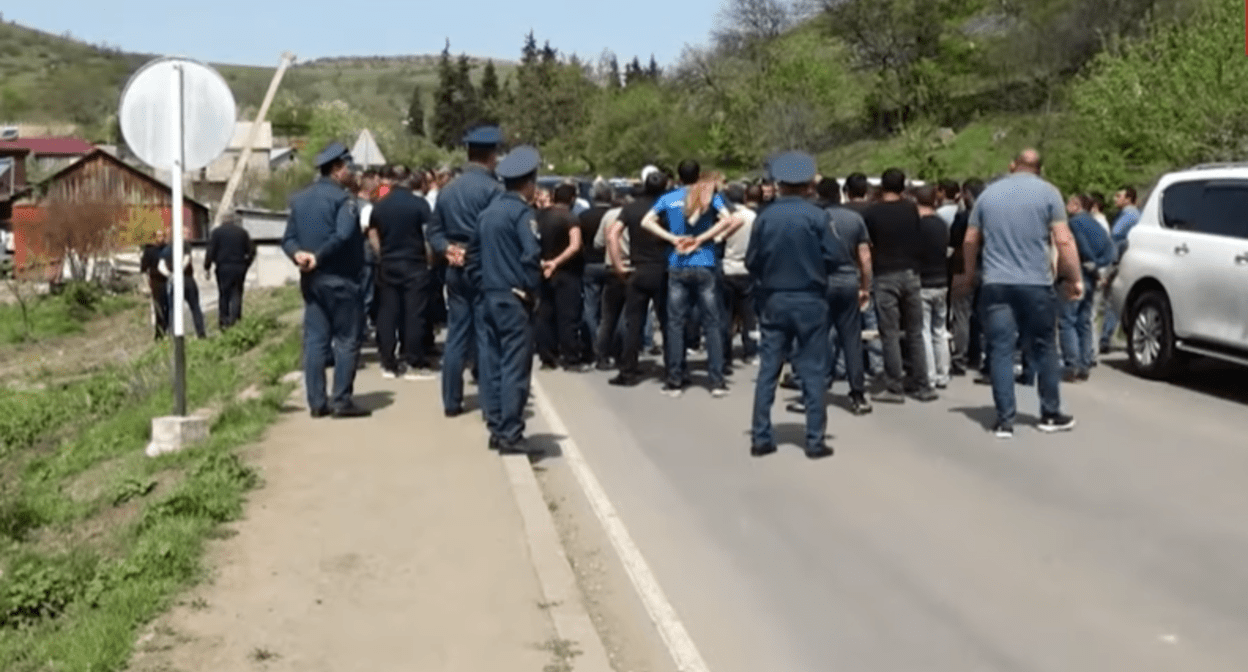Жители Киранца и силовики на дороге. Стоп-кадр видео из YouTube-канала 5 TV Channel от 20.04.24, https://www.youtube.com/watch?v=nVBeQQVj2JU Жители Киранца и силовики на дороге. Стоп-кадр видео из YouTube-канала 5 TV Channel от 20.04.24, https://www.youtube.com/watch?v=nVBeQQVj2JU