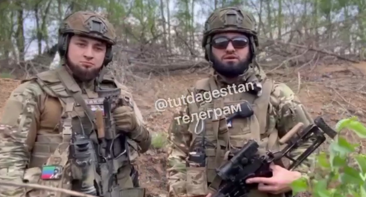 Офицеры из Дагестана требуют наказать родителей подростков, избивших девочку. Кадр видеообращения, опубликованного в телеграм-канале "Черновика" https://t.me/chernovik/70570 Офицеры из Дагестана требуют наказать родителей подростков, избивших девочку. Кадр видеообращения, опубликованного в телеграм-канале "Черновика" https://t.me/chernovik/70570