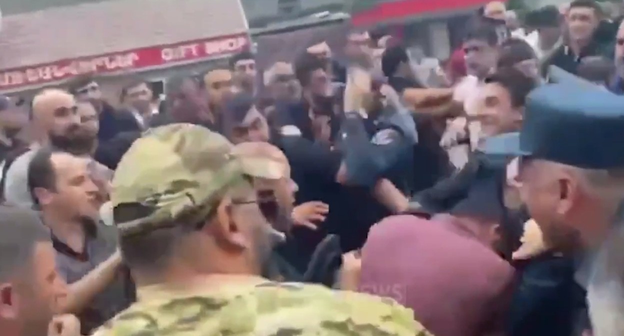 Стычки с протестующими в Тавушской области. Кадр видео из телеграм-канала Armenian Life https://t.me/Armenian_Life/43456 Стычки с протестующими в Тавушской области. Кадр видео из телеграм-канала Armenian Life https://t.me/Armenian_Life/43456