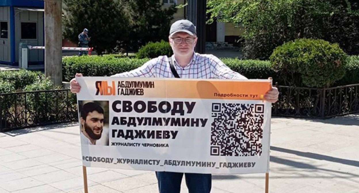 Магомед Магомедов на одиночном пикете в центре Махачкалы. 22 апреля 2024 г. Фото: Телеграм-канал "Черновик" chernovik.net Магомед Магомедов на одиночном пикете в центре Махачкалы. 22 апреля 2024 г. Фото: Телеграм-канал "Черновик" chernovik.net