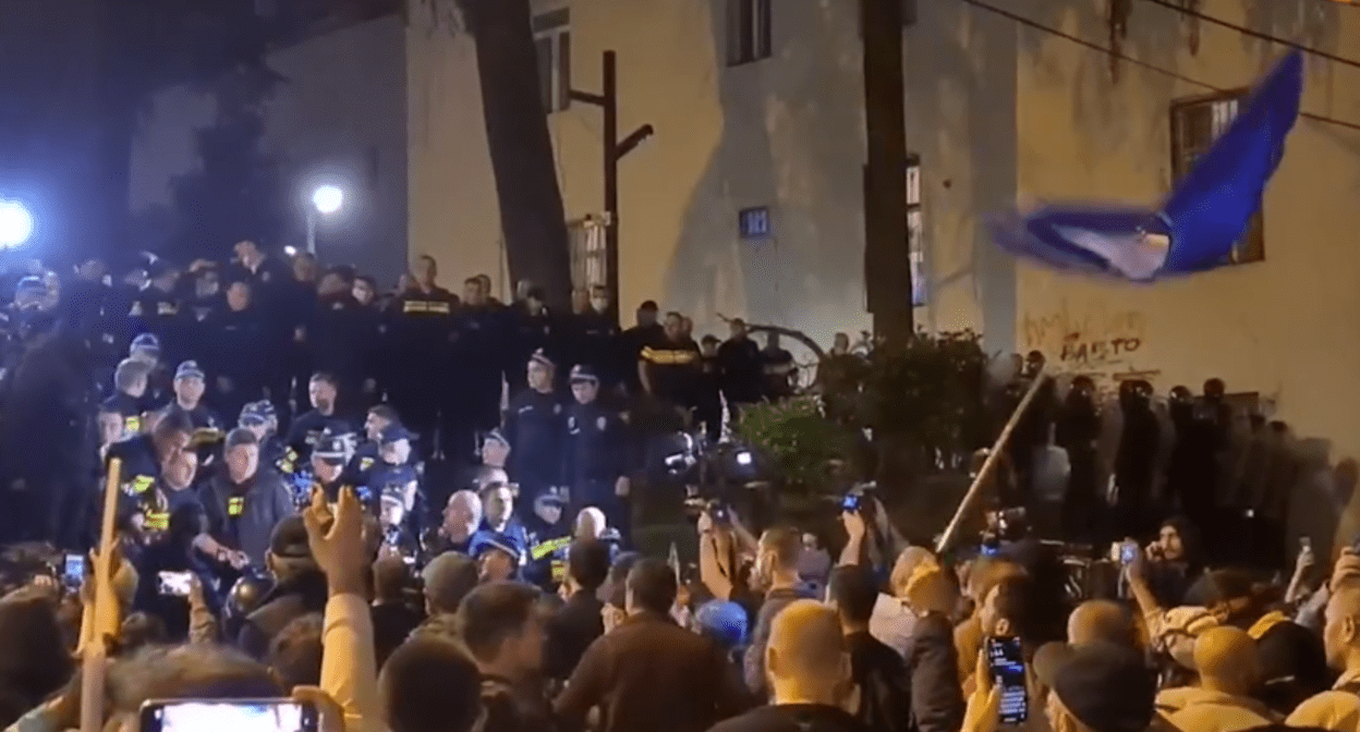 Участники акции в Тбилиси стоят напротив силовиков. Стоп-кадр видео Batumelebi от 16.04.24, https://www.youtube.com/watch?v=dbO2TUlPh9o Участники акции в Тбилиси стоят напротив силовиков. Стоп-кадр видео Batumelebi от 16.04.24, https://www.youtube.com/watch?v=dbO2TUlPh9o