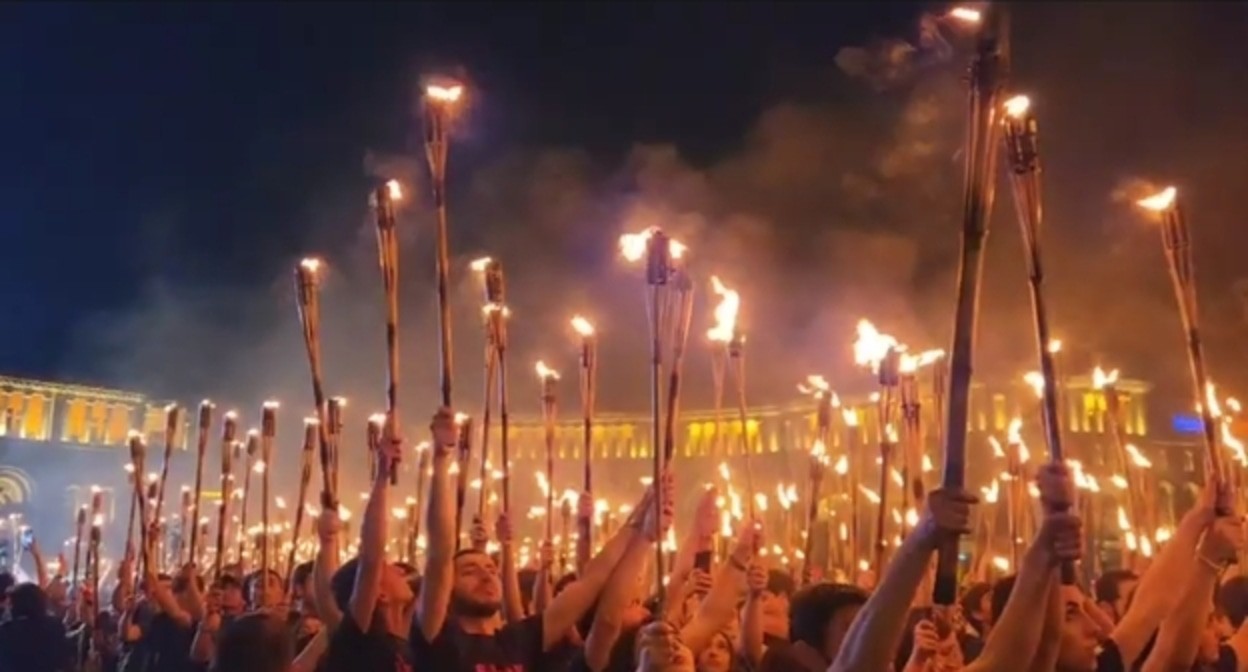 Участники факельного шествия в Ереване, 23 апреля 2024 года. Кадр видео на YouTube-канале Prof.Hilary https://youtu.be/vuWSx_3YAKw?si=8aGYAvw2svuayRUL Участники факельного шествия в Ереване, 23 апреля 2024 года. Кадр видео на YouTube-канале Prof.Hilary https://youtu.be/vuWSx_3YAKw?si=8aGYAvw2svuayRUL