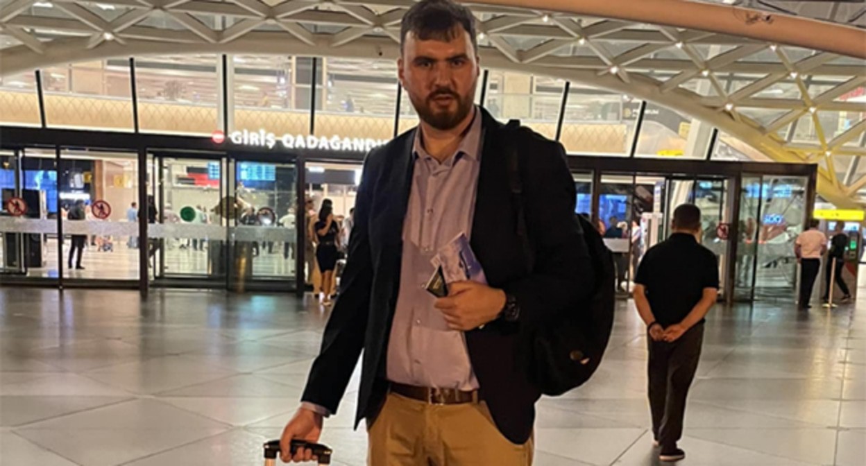 Руководитель сайта Meclis.info Имран Алиев. Фото: meydan.tv https://www.meydan.tv/ru/article/dosrochnye-prezidentskie-vybory-chto-ob-etom-dumayut-azerbajdzhanskie-deputaty/ Руководитель сайта Meclis.info Имран Алиев. Фото: meydan.tv https://www.meydan.tv/ru/article/dosrochnye-prezidentskie-vybory-chto-ob-etom-dumayut-azerbajdzhanskie-deputaty/