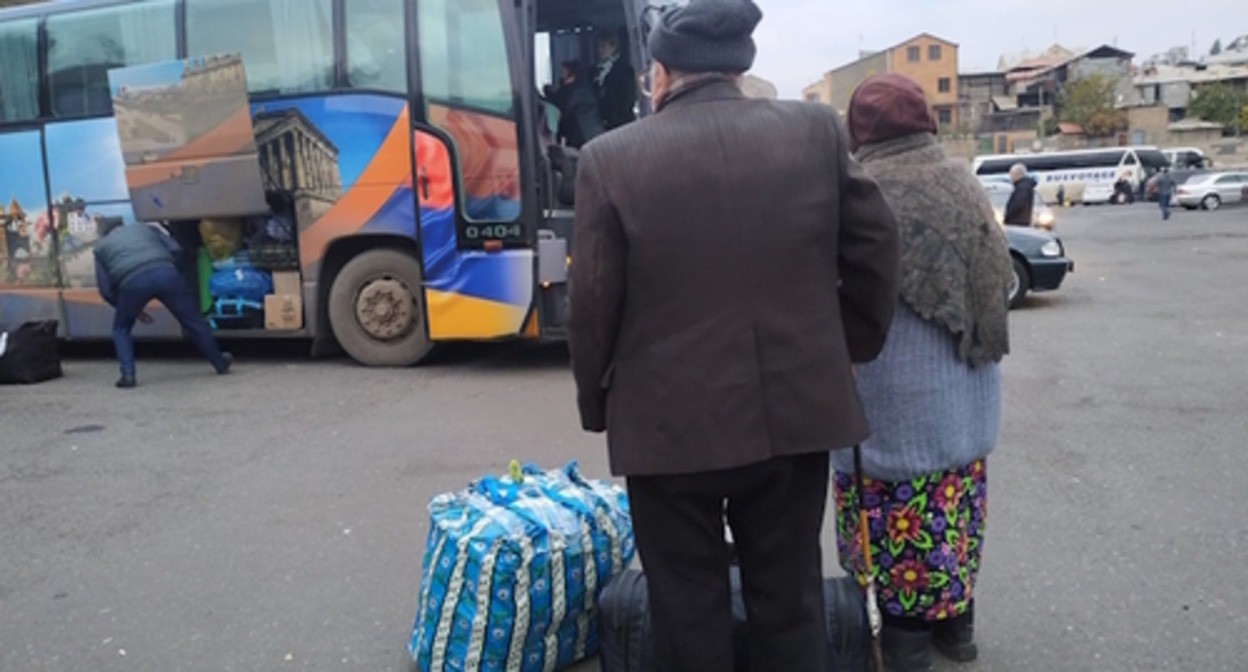Беженцы из Нагорного Карабаха перед посадкой в автобус. Фото: Армине Мартиросян для "Кавказского узла". Беженцы из Нагорного Карабаха перед посадкой в автобус. Фото: Армине Мартиросян для "Кавказского узла".