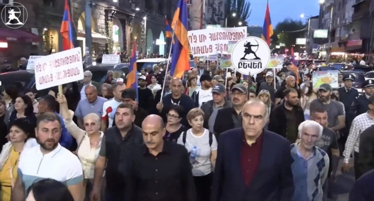 Участники акции протеста в Ереване. 24 апреля 2024 года. Кадр видео со страницы движения "Национально-демократический полюс" https://www.facebook.com/NatDemAlliance/videos/954059273031903 (деятельность компании Meta, которая владеет Facebook, запрещена в России) Участники акции протеста в Ереване. 24 апреля 2024 года. Кадр видео со страницы движения "Национально-демократический полюс" https://www.facebook.com/NatDemAlliance/videos/954059273031903 (деятельность компании Meta, которая владеет Facebook, запрещена в России)