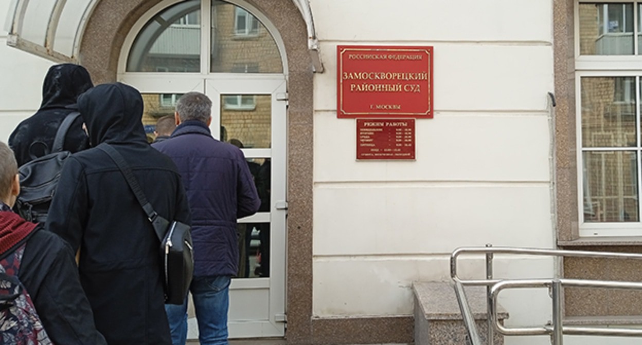 У здания суда. 25 апреля 2024 года. Фото корреспондента "Кавказского узла" У здания суда. 25 апреля 2024 года. Фото корреспондента "Кавказского узла"