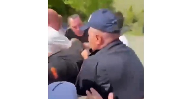 Силовики задержали председателя "Союза ветеранов карабахской войны" Григора Григоряна. Скриншот видео https://t.me/Armenian_Life/43778 Силовики задержали председателя "Союза ветеранов карабахской войны" Григора Григоряна. Скриншот видео https://t.me/Armenian_Life/43778