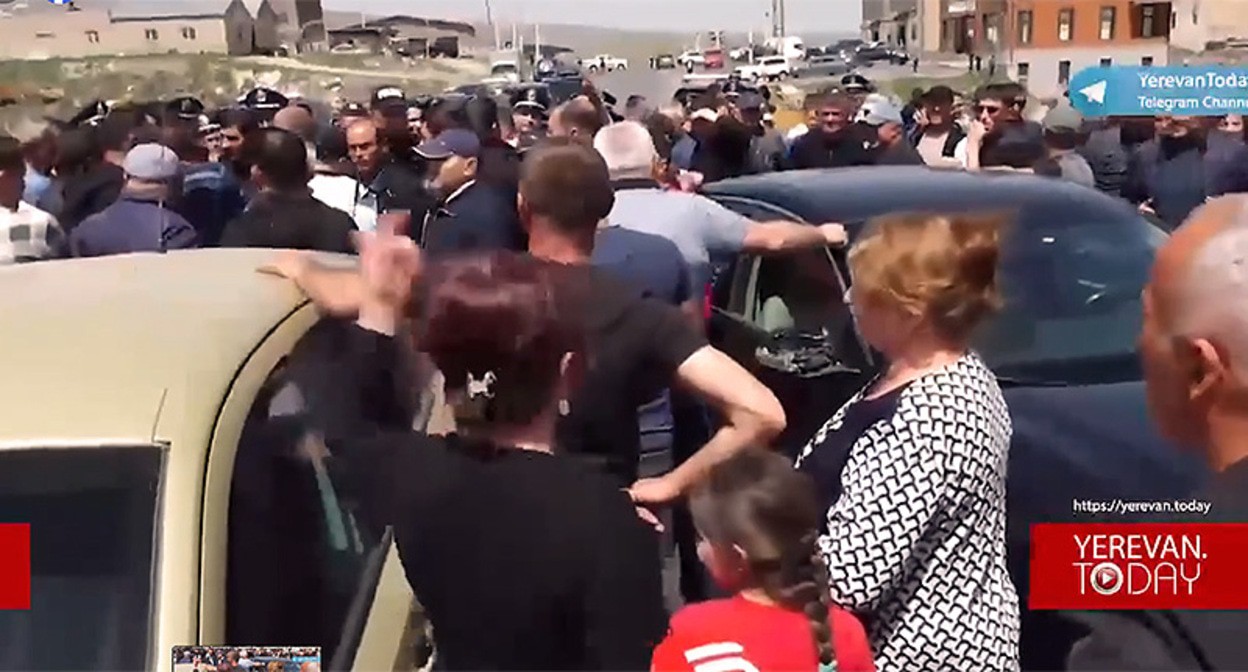 Жители Мартуни на акции протеста против делимитации границ. Кадр из видео https://www.facebook.com/profile.php?id=100083218251233 (деятельность компании Meta (владеет Facebook, Instagram и WhatsApp) запрещена в России) Жители Мартуни на акции протеста против делимитации границ. Кадр из видео https://www.facebook.com/profile.php?id=100083218251233 (деятельность компании Meta (владеет Facebook, Instagram и WhatsApp) запрещена в России)