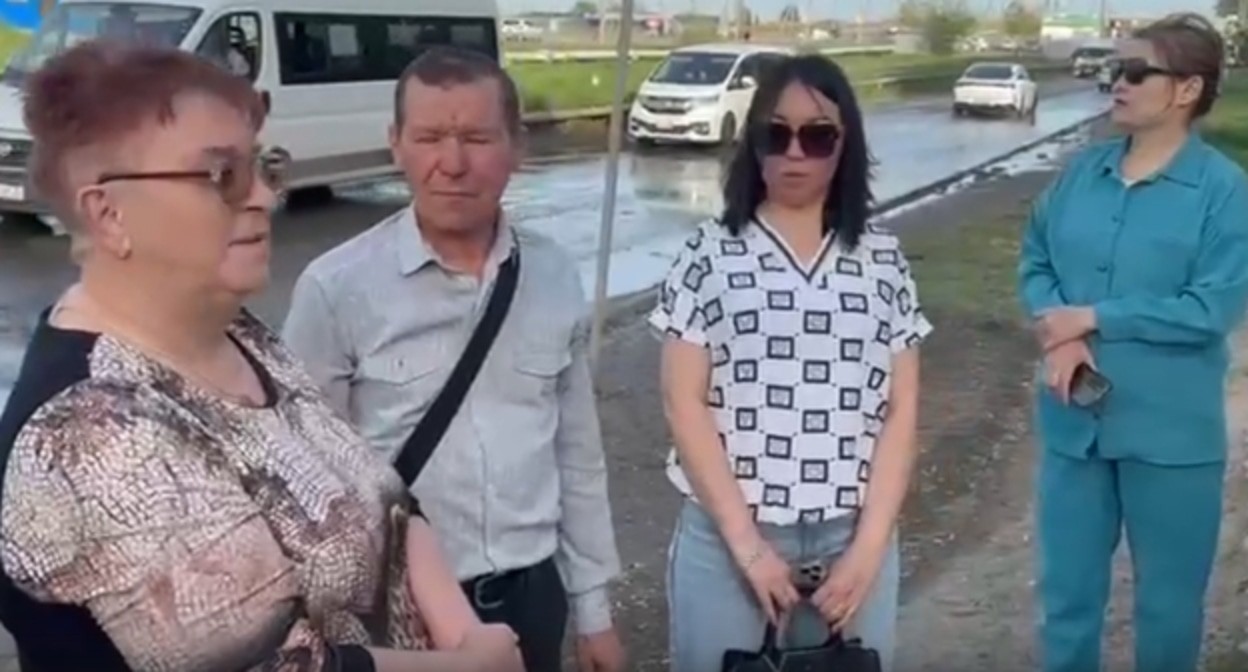 Участники записи обращения к губернатору Астраханской области, стоп-кадр видео https://vk.com/wall-37473293_1874035 Участники записи обращения к губернатору Астраханской области, стоп-кадр видео https://vk.com/wall-37473293_1874035