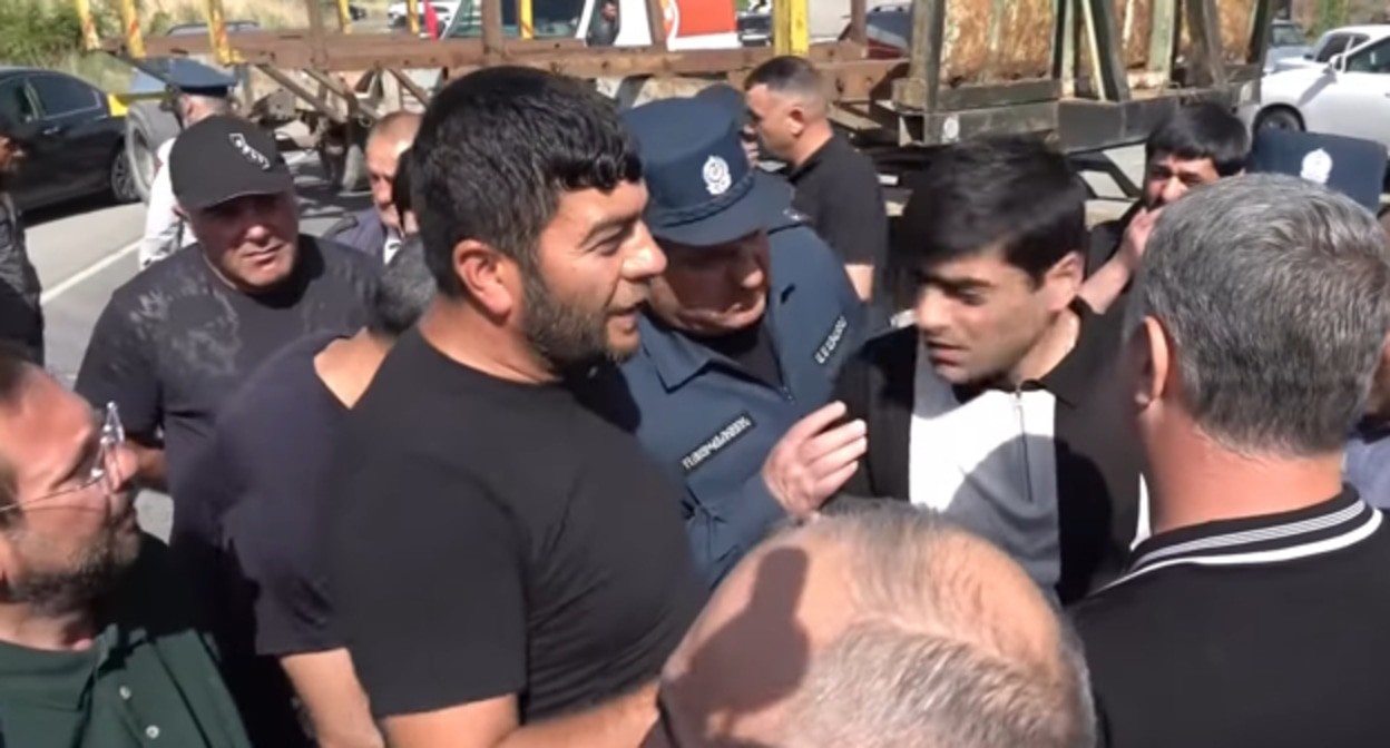 Перекрытие трассы в Армении, стоп-кадр видео NEWS AM https://www.youtube.com/watch?v=rQWnzzh_tAI Перекрытие трассы в Армении, стоп-кадр видео NEWS AM https://www.youtube.com/watch?v=rQWnzzh_tAI