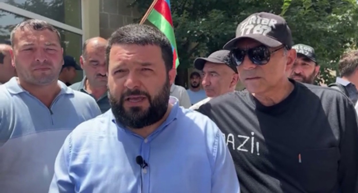 Абид Гафаров (в центре), фото: https://www.massa.az/news/ru/18817/osvobojden-video-bloger-abid-gafarov Абид Гафаров (в центре), фото: https://www.massa.az/news/ru/18817/osvobojden-video-bloger-abid-gafarov
