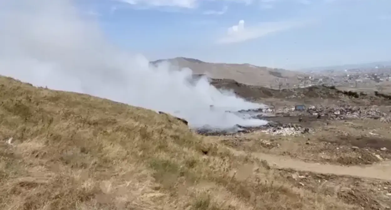 Пожар на свалке под Махачкалой. Фото: Минприроды РД Пожар на свалке под Махачкалой. Фото: Минприроды РД
