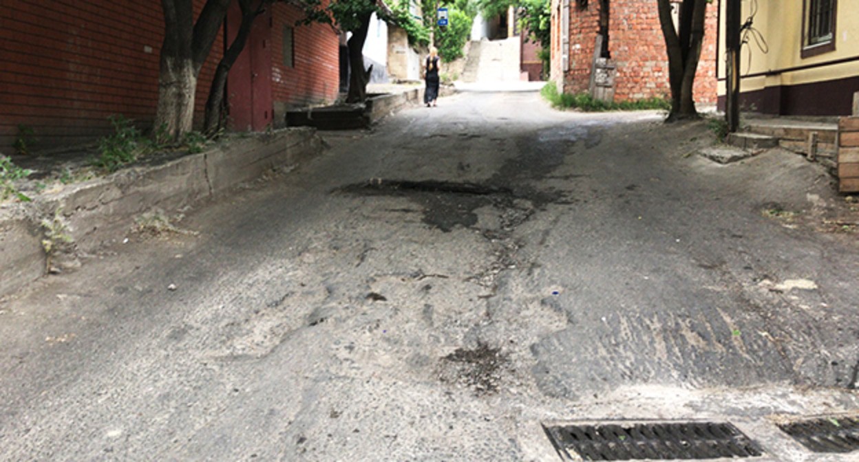 Дорога на улице Умаханова в Махачкале. Фото: Магомед М. https://dorogi-onf.ru/problem/40782/ Дорога на улице Умаханова в Махачкале. Фото: Магомед М. https://dorogi-onf.ru/problem/40782/