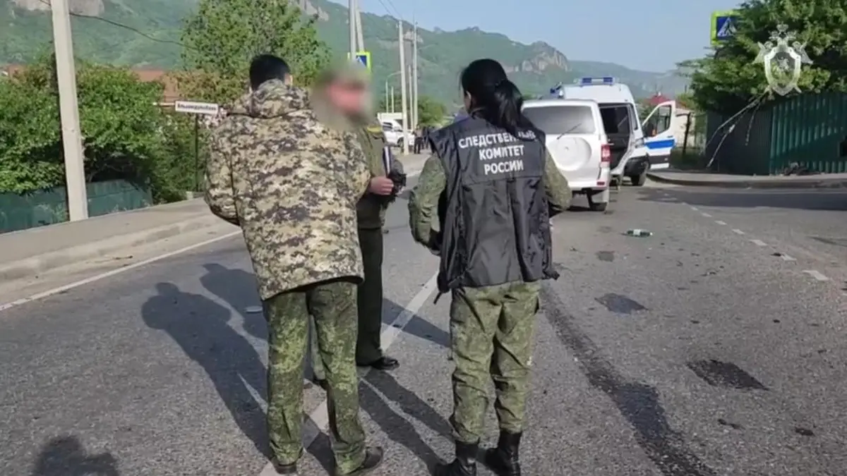 На месте нападения на наряд ДПС в поселке в Мара-Аягъы в Карачаево-Черкесии. 29 апреля 2024 года. Фото: СУ СКР по Карачаево-Черкесской Республике На месте нападения на наряд ДПС в поселке в Мара-Аягъы в Карачаево-Черкесии. 29 апреля 2024 года. Фото: СУ СКР по Карачаево-Черкесской Республике