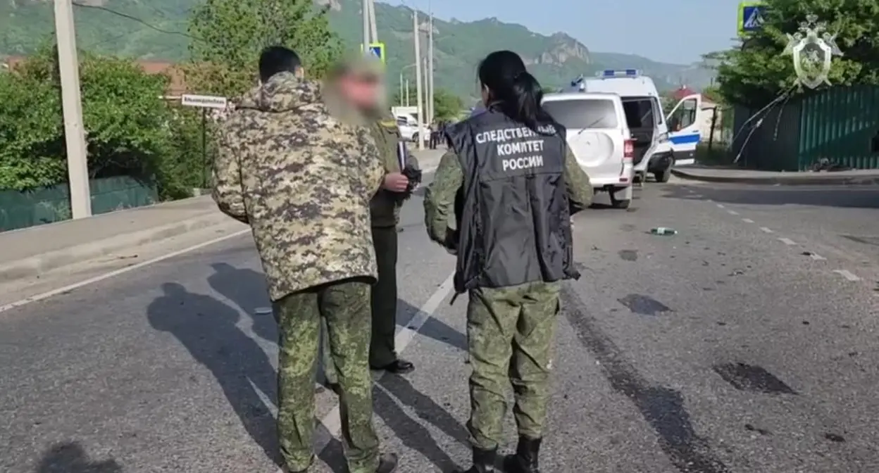 На месте нападения на наряд ДПС в поселке в Мара-Аягъы в Карачаево-Черкесии. 29 апреля 2024 года. Фото: СУ СКР по Карачаево-Черкесской Республике На месте нападения на наряд ДПС в поселке в Мара-Аягъы в Карачаево-Черкесии. 29 апреля 2024 года. Фото: СУ СКР по Карачаево-Черкесской Республике