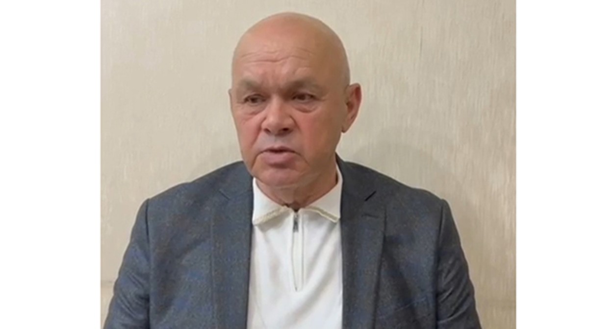 Кадр видео, где Абу Банов приносит свои извинения. Скриншот видео Телеграм канал Говорит Кавказ от 30.04.2024 https://t.me/GovoritKavkaz/6600 Кадр видео, где Абу Банов приносит свои извинения. Скриншот видео Телеграм канал Говорит Кавказ от 30.04.2024 https://t.me/GovoritKavkaz/6600