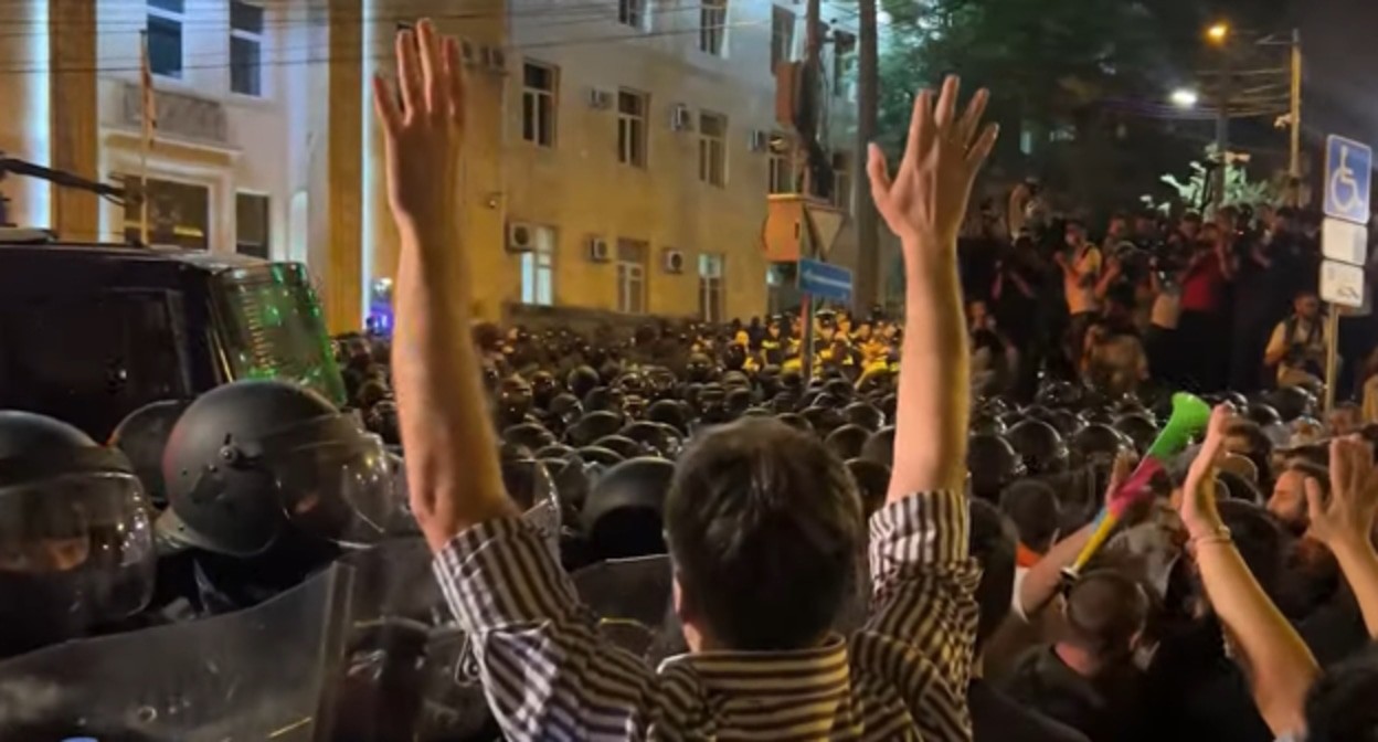 Акция протеста в Тбилиси, стоп-кадр видео sotavision https://www.youtube.com/watch?v=KdZ8KbZA1Yk&t=314s Акция протеста в Тбилиси, стоп-кадр видео sotavision https://www.youtube.com/watch?v=KdZ8KbZA1Yk&t=314s
