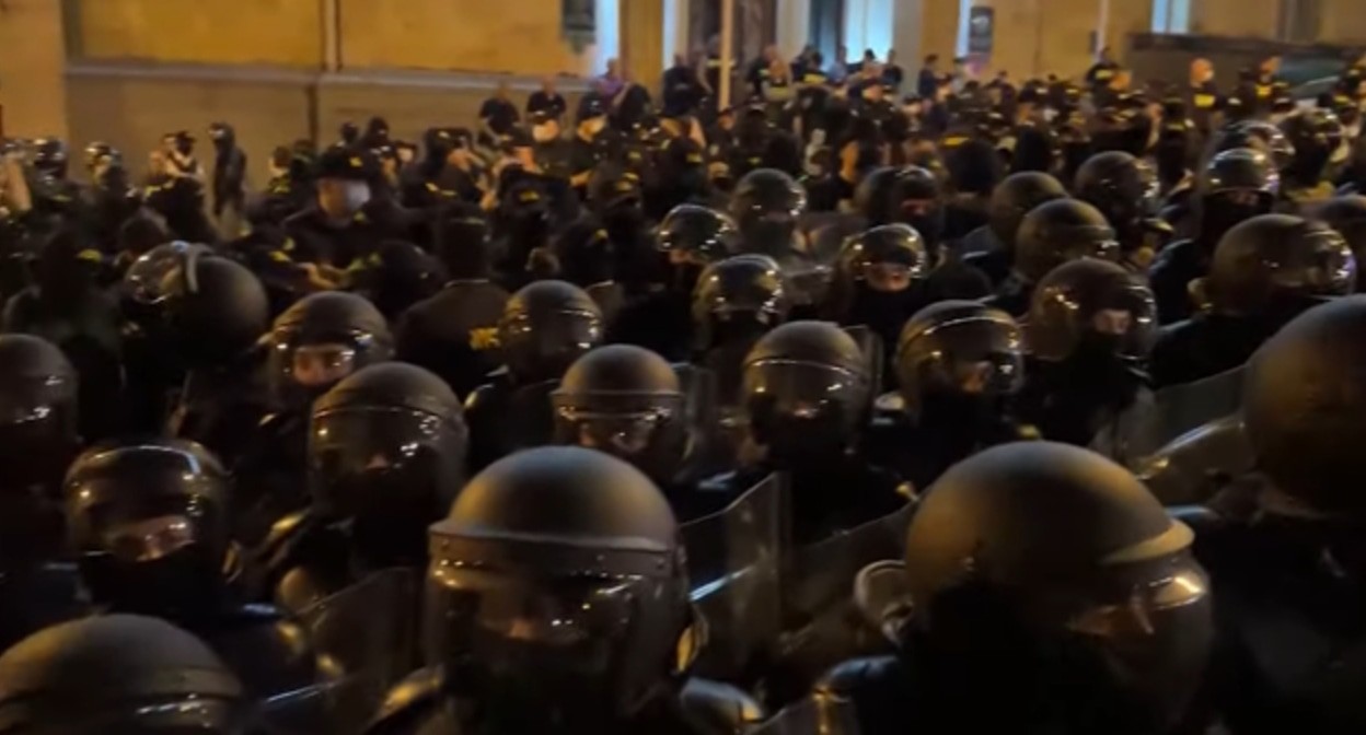 Акция протеста в Тбилиси, стоп-кадр видео sotavision https://www.youtube.com/watch?v=KdZ8KbZA1Yk&t=314s Акция протеста в Тбилиси, стоп-кадр видео sotavision https://www.youtube.com/watch?v=KdZ8KbZA1Yk&t=314s