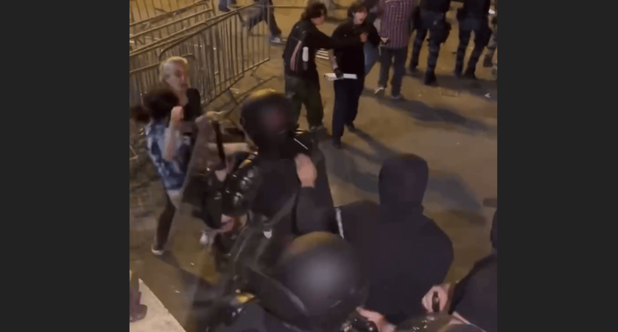 Разгон акции протеста 30 апреля в Тбилиси. Стоп-кадр видео из Telegram-канала Paper Kartuli от 30.04.24, https://t.me/paperkartuli/12376 Разгон акции протеста 30 апреля в Тбилиси. Стоп-кадр видео из Telegram-канала Paper Kartuli от 30.04.24, https://t.me/paperkartuli/12376