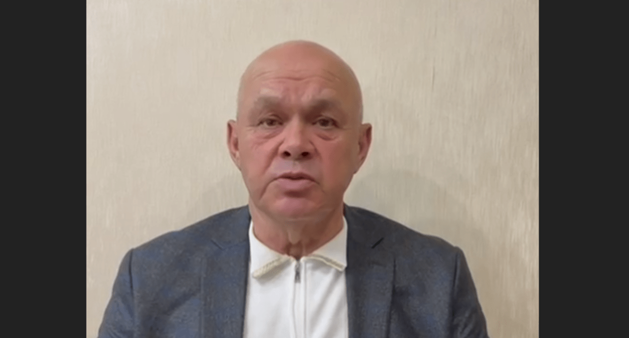 Абу Банов приносит извинения. Стоп-кадр видео из Telegram-канала "Говорит Кавказ" от 30.04.24, https://t.me/GovoritKavkaz/6600 Абу Банов приносит извинения. Стоп-кадр видео из Telegram-канала "Говорит Кавказ" от 30.04.24, https://t.me/GovoritKavkaz/6600