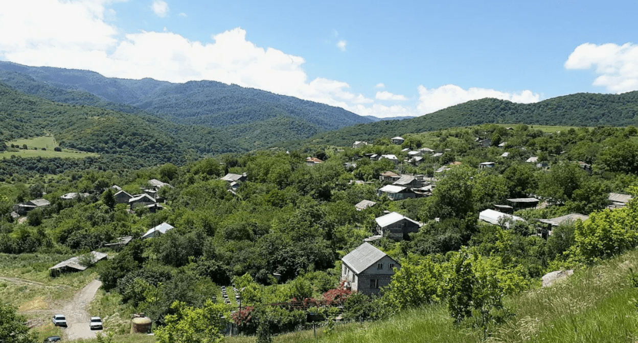 Вид на Киранц. Фото с сайта https://wiki2.org/en/Kirants,_Armenia#/media/File:Kirants_village,_Tavush_Province,_Armenia.jpg Вид на Киранц. Фото с сайта https://wiki2.org/en/Kirants,_Armenia#/media/File:Kirants_village,_Tavush_Province,_Armenia.jpg