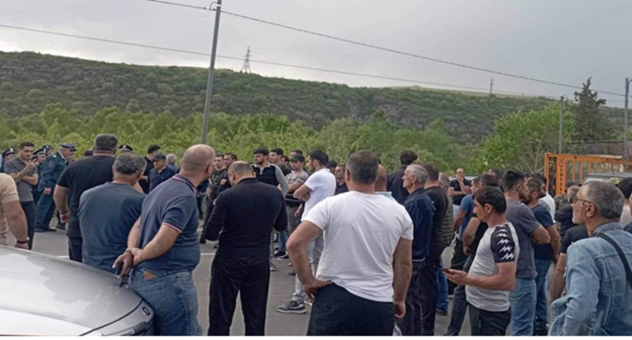 Участники акции протеста в селе Киранц Тавушской области. 2 мая 2024 г. Фото: APA Group https://ru.apa.az/cis-countries/armyanskaya-policiya-peresla-na-usilennyi-rezim-raboty-v-sele-kiranc-tavusskoi-oblasti-video-569680 Участники акции протеста в селе Киранц Тавушской области. 2 мая 2024 г. Фото: APA Group https://ru.apa.az/cis-countries/armyanskaya-policiya-peresla-na-usilennyi-rezim-raboty-v-sele-kiranc-tavusskoi-oblasti-video-569680