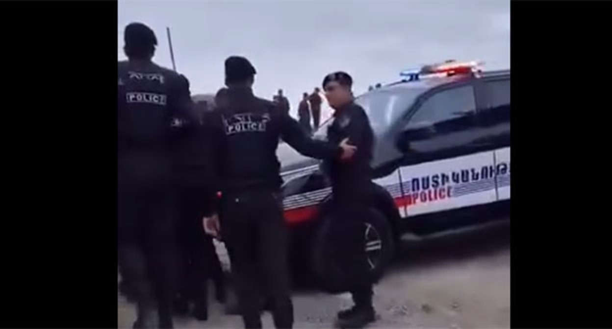 Сотрудники полиции в селе Киранц. 2 мая 2024 г. Скриншот видео со страницы Нелли Мнацакановой https://www.facebook.com/100003130329804/videos/403117125947733 принадлежит компании Meta деятельность которой запрещена в России Сотрудники полиции в селе Киранц. 2 мая 2024 г. Скриншот видео со страницы Нелли Мнацакановой https://www.facebook.com/100003130329804/videos/403117125947733 принадлежит компании Meta деятельность которой запрещена в России