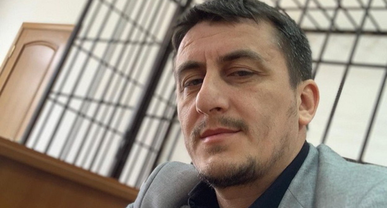 Адвокат Махмуд Гаджиев представляет интересы Руслана Камалова в суде. Фото: Махмуд Гаджиев, страница адвоката в Intagram* www.instagram.com/advocat_gadjiev/p/COiORuLHRLu/ Адвокат Махмуд Гаджиев представляет интересы Руслана Камалова в суде. Фото: Махмуд Гаджиев, страница адвоката в Intagram* www.instagram.com/advocat_gadjiev/p/COiORuLHRLu/