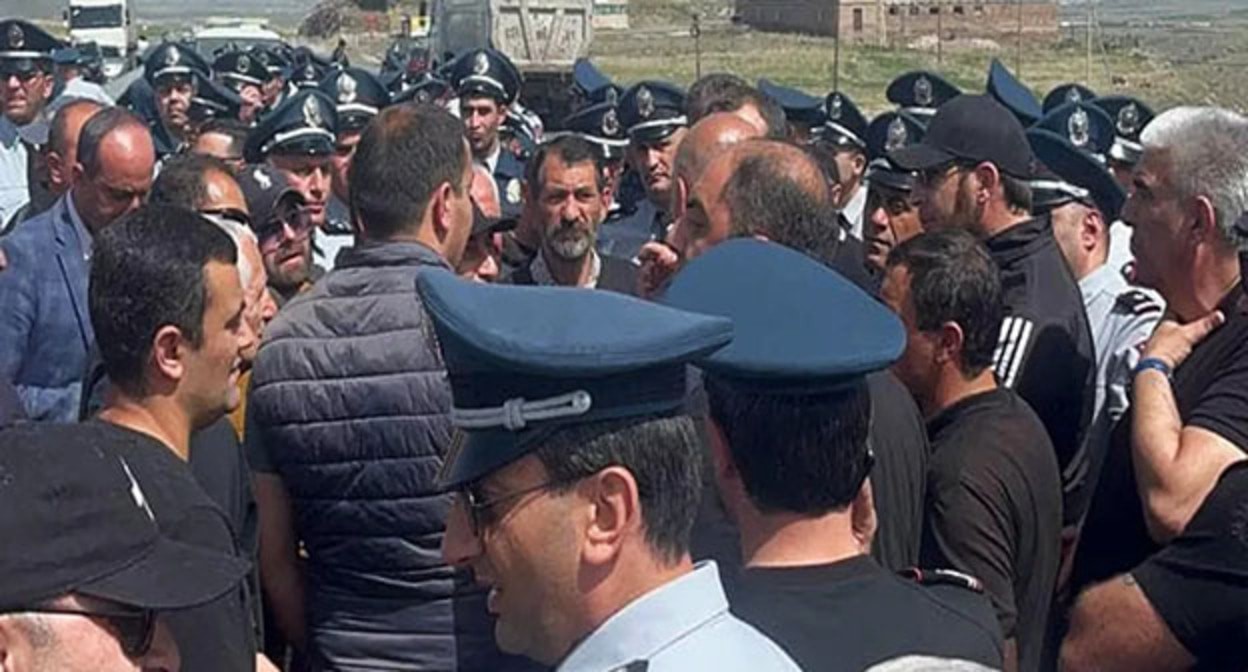 Акция протеста против делимитации границы. Фото: https://ru.apa.az/strani-snq/v-armenii-29-celovek-zaderzany-v-xode-akcii-protesta-protiv-delimitacii-granicy-s-azerbaidzanom-568778 Акция протеста против делимитации границы. Фото: https://ru.apa.az/strani-snq/v-armenii-29-celovek-zaderzany-v-xode-akcii-protesta-protiv-delimitacii-granicy-s-azerbaidzanom-568778